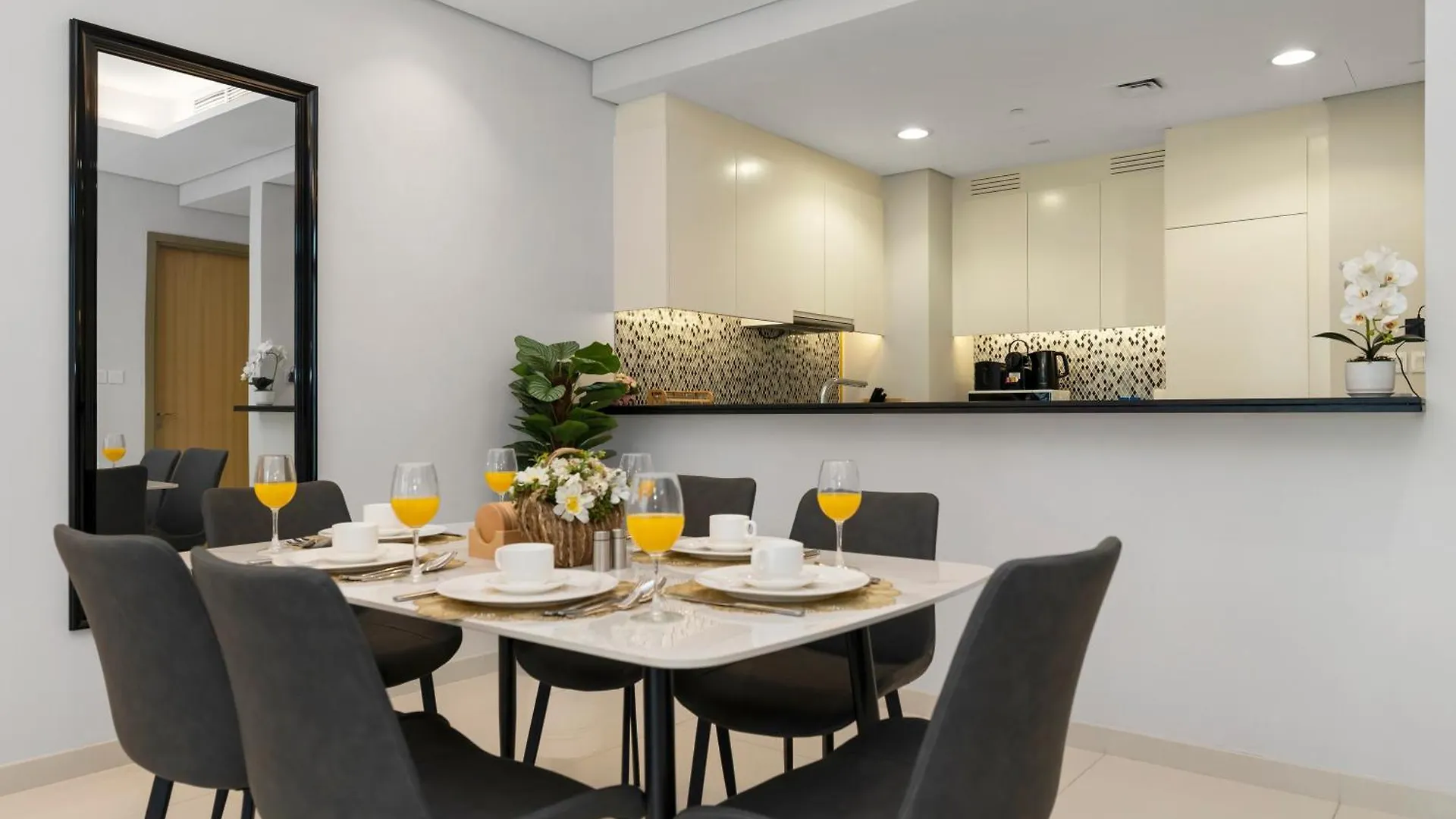 Appartamento Stunning Burj View - High Infinity Pool - Cozy 2Br Dubai