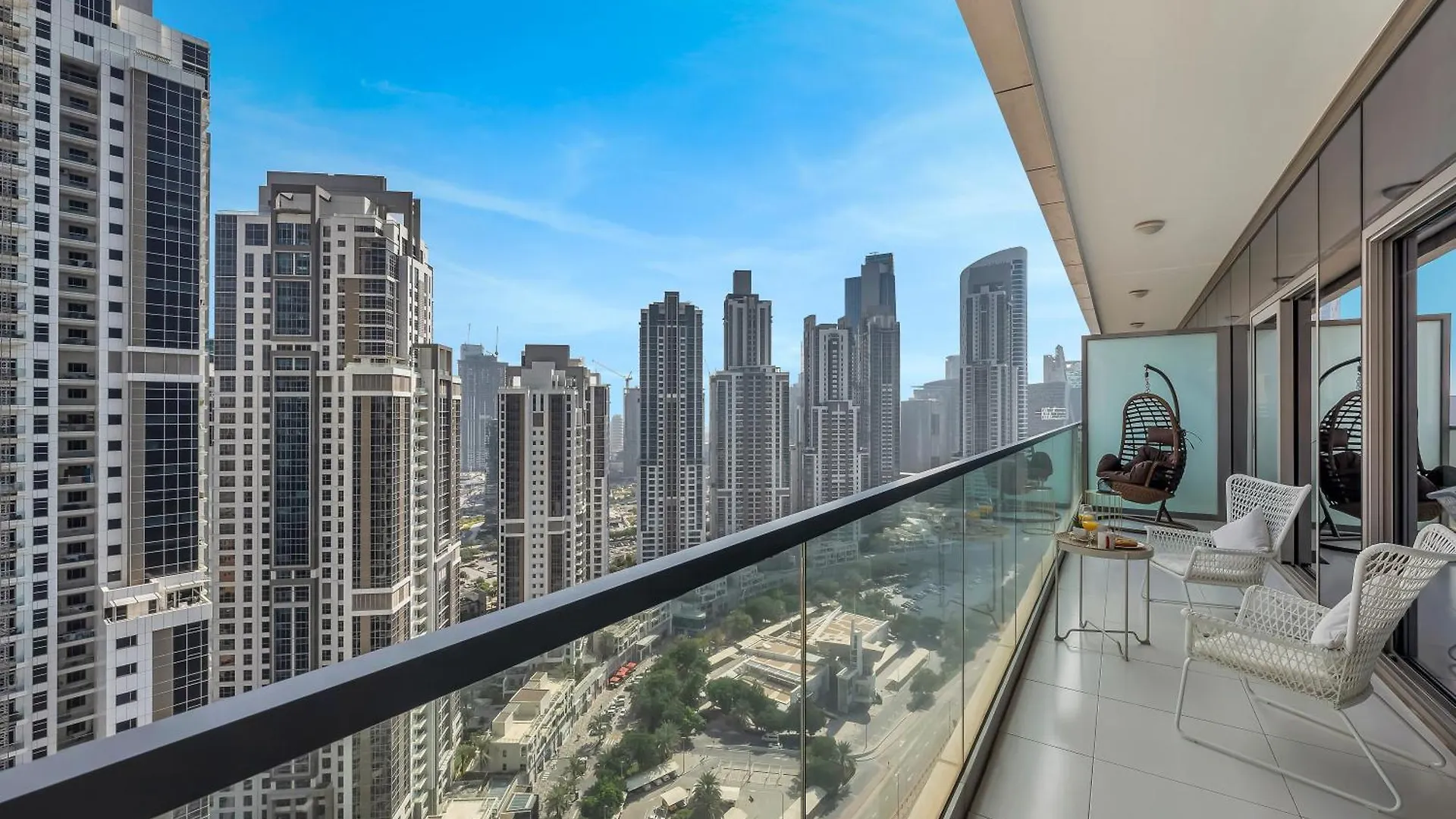 Stunning Burj View - High Infinity Pool - Cozy 2Br Apartment Dubai