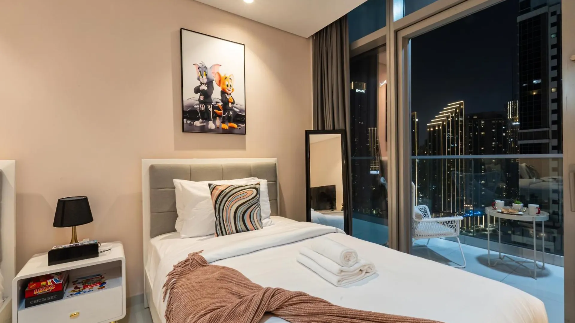 Stunning Burj View - High Infinity Pool - Cozy 2Br Apartment Dubai