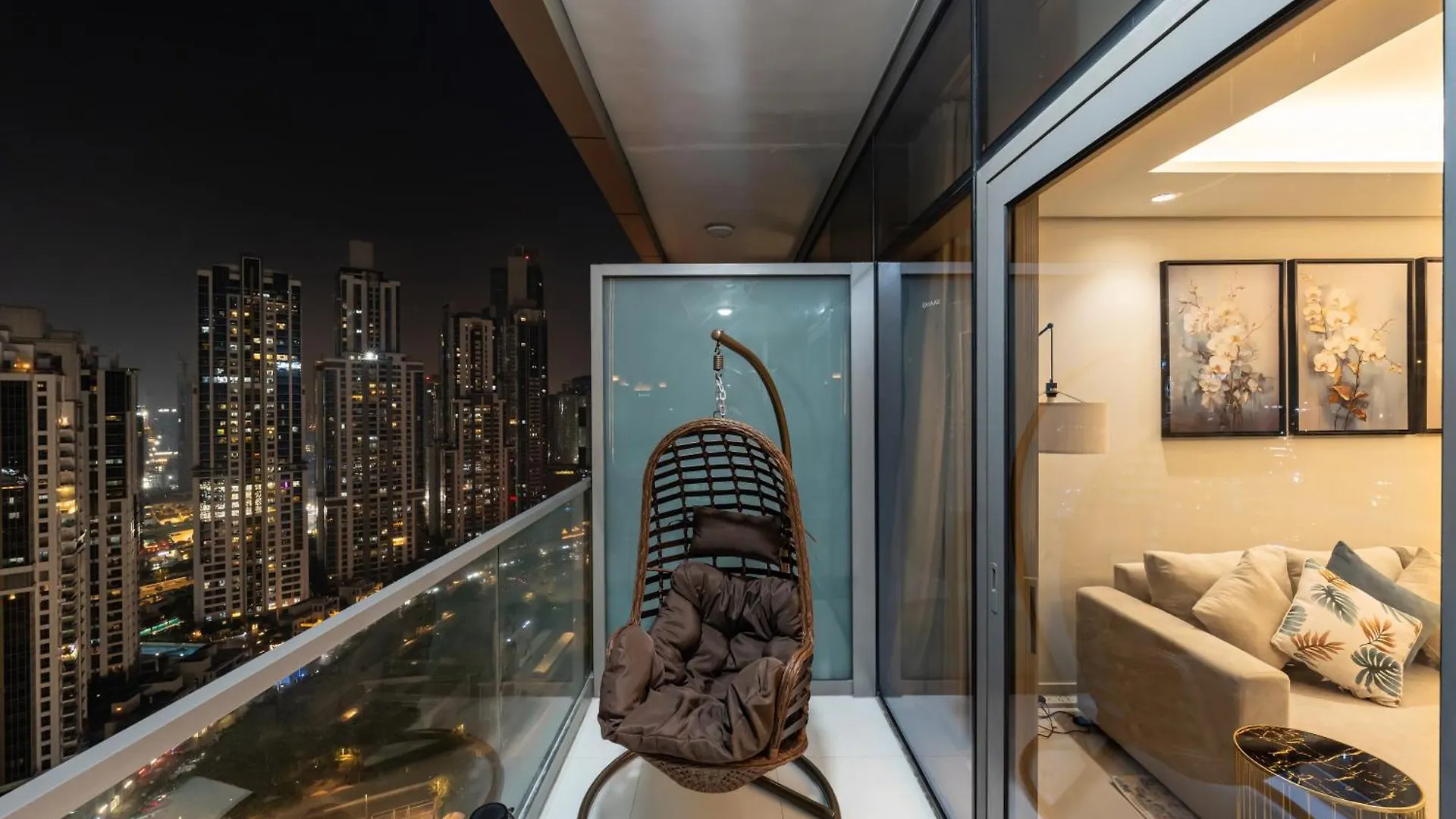 Stunning Burj View - High Infinity Pool - Cozy 2Br Apartment Dubai