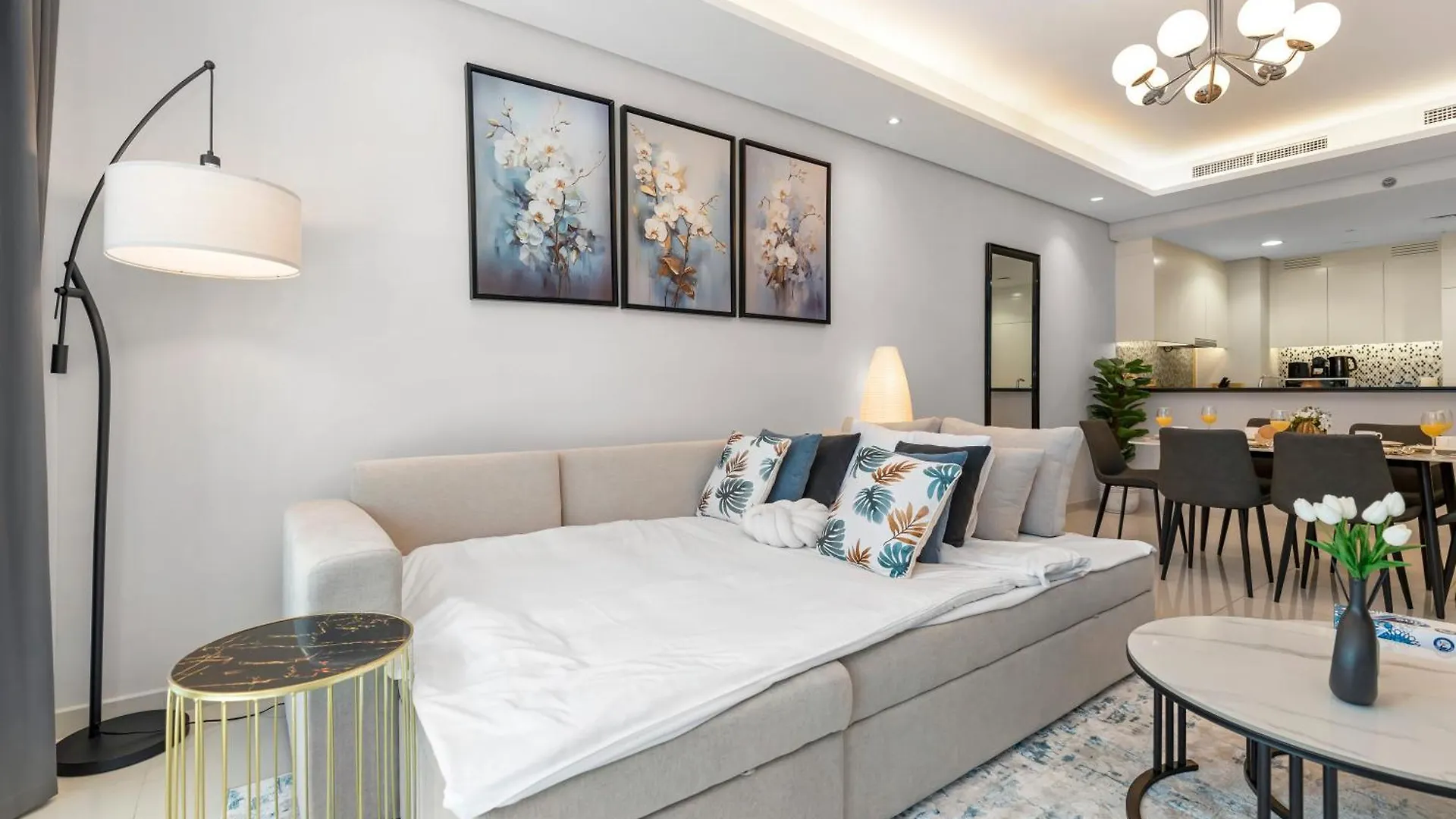 Stunning Burj View - High Infinity Pool - Cozy 2Br Apartment Dubai